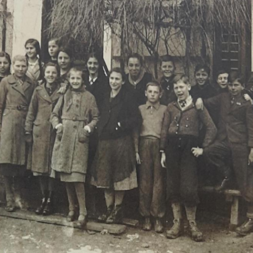 Hans Vogl mit Schulklasse aus der Schulchronik Zell am Ziller