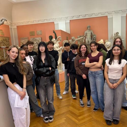 Antike mythologische Figuren um die Ecke